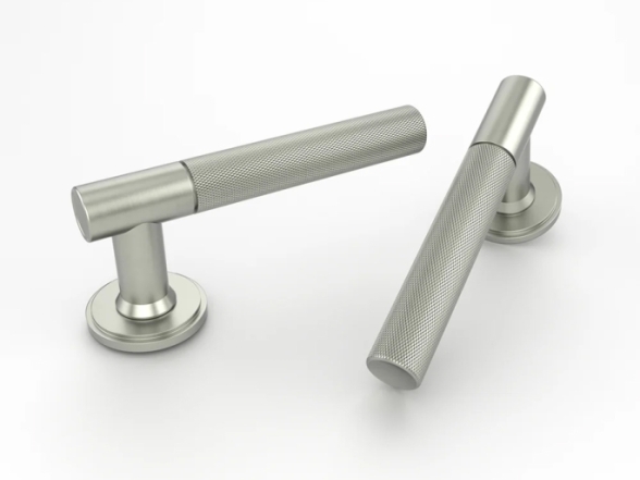 Дверные ручки на розетке под никель