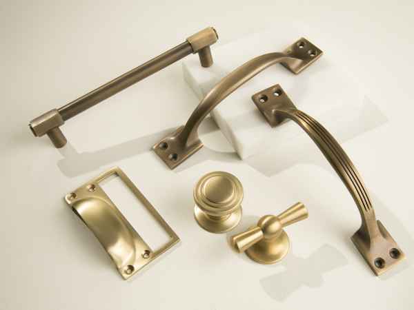 Мебельные ручки скобы и кнобы Croft чёрная бронза