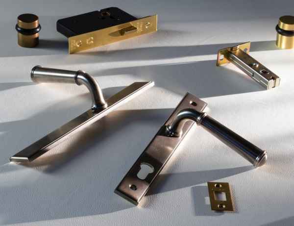 Ручки для дверей на узкой планке