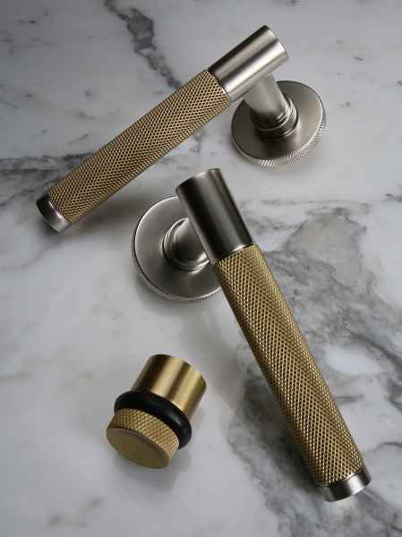 Дверные ручки Frank Allart на круглом основании