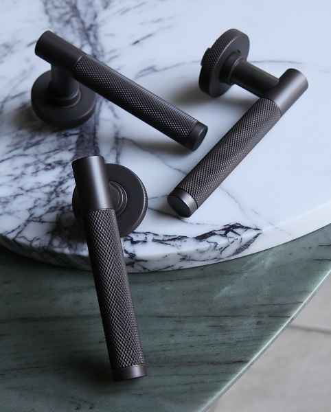 Современные ручки для дверей чёрная бронза